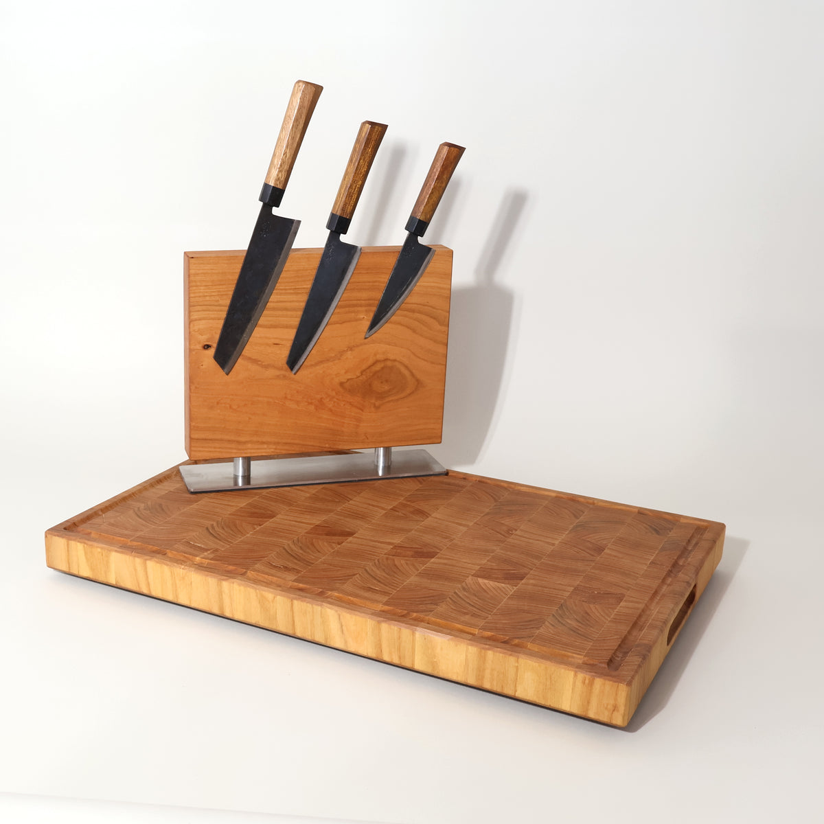 Set Kirsche Stirnholz-Schneidebrett & Messerblock „Felsblick“